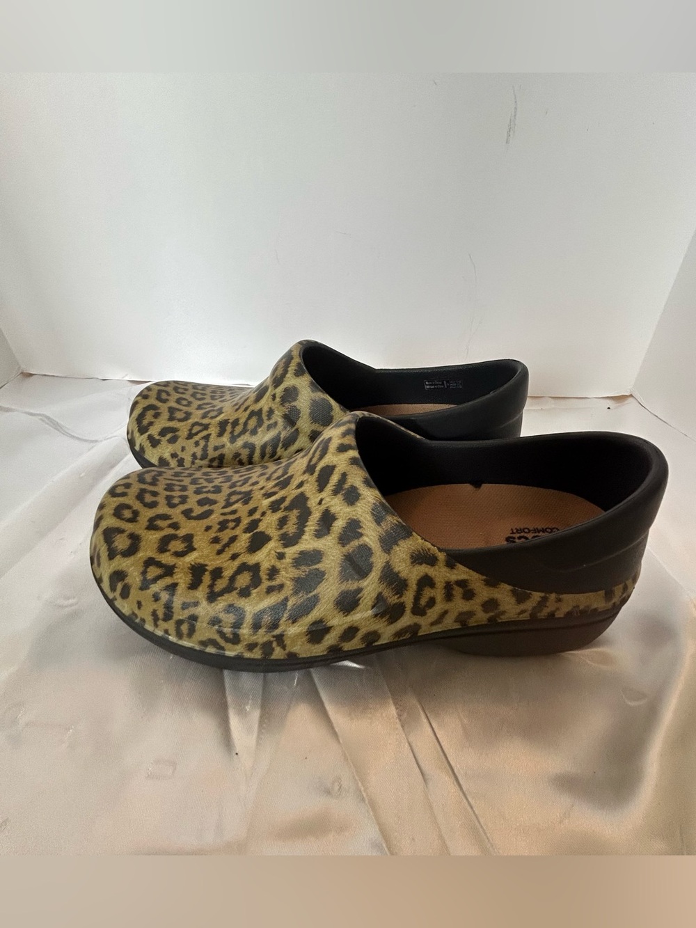 Crocs Neria Pro Work Clogs Leopard Animal Print Women’s Size 7